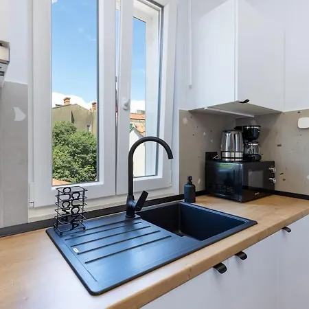 Feel Good In Old Town Apartment