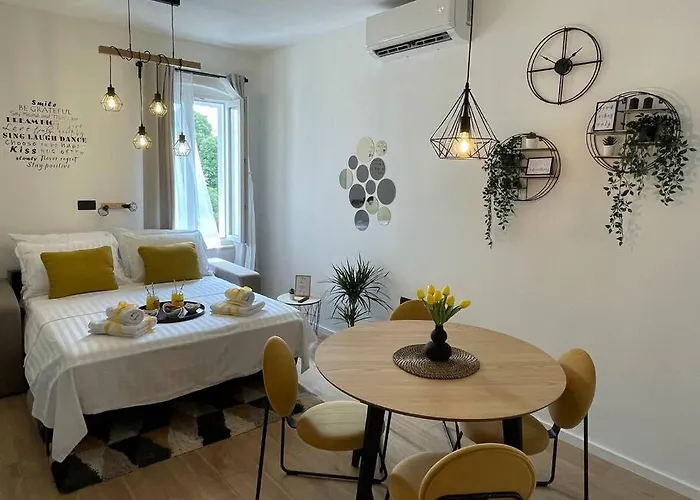 Feel Good In Old Town Apartment